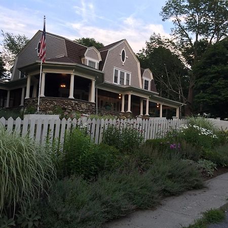 Hilltop House Bed & Breakfast Amenia Екстериор снимка