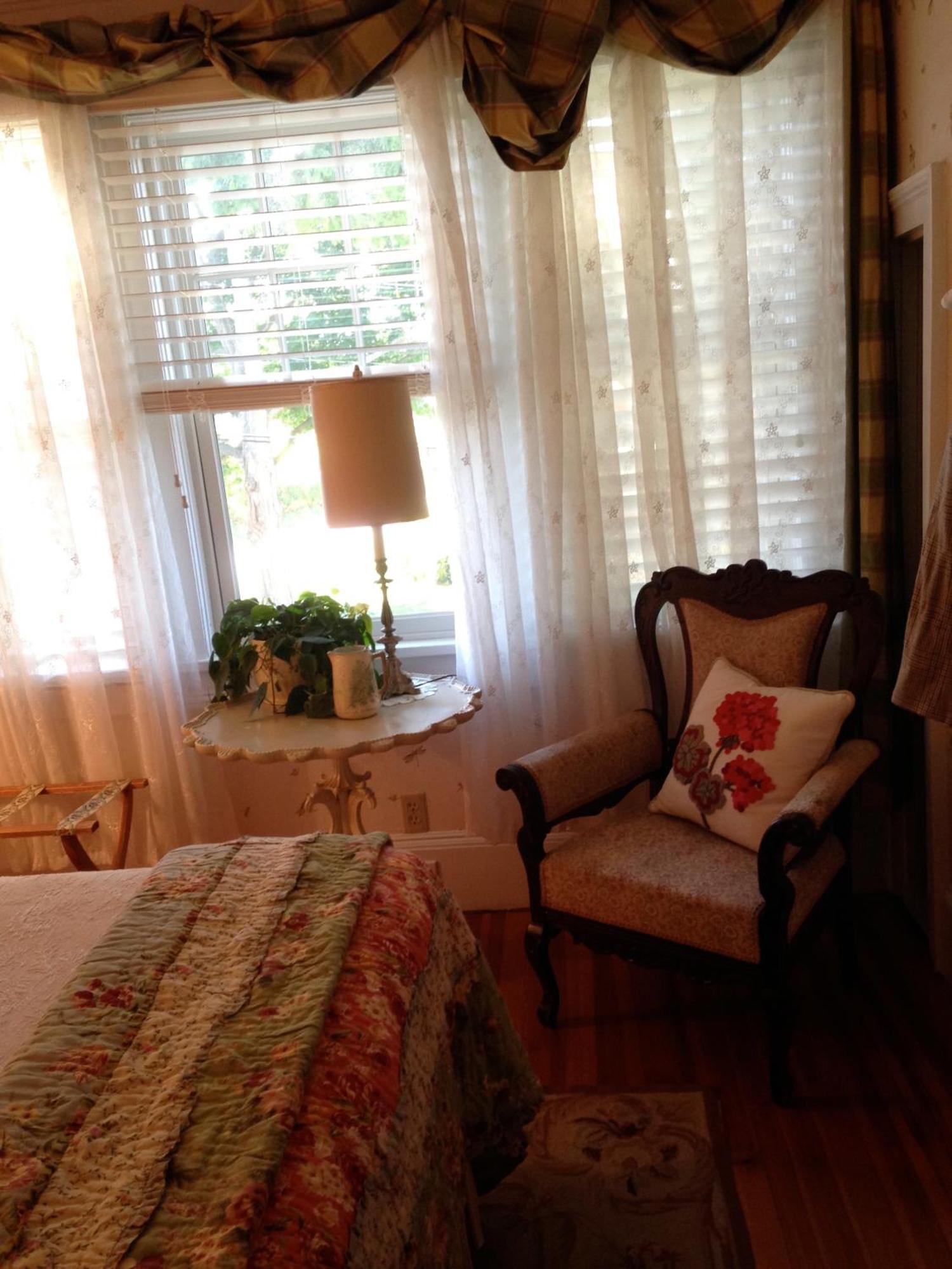 Hilltop House Bed & Breakfast Amenia Екстериор снимка