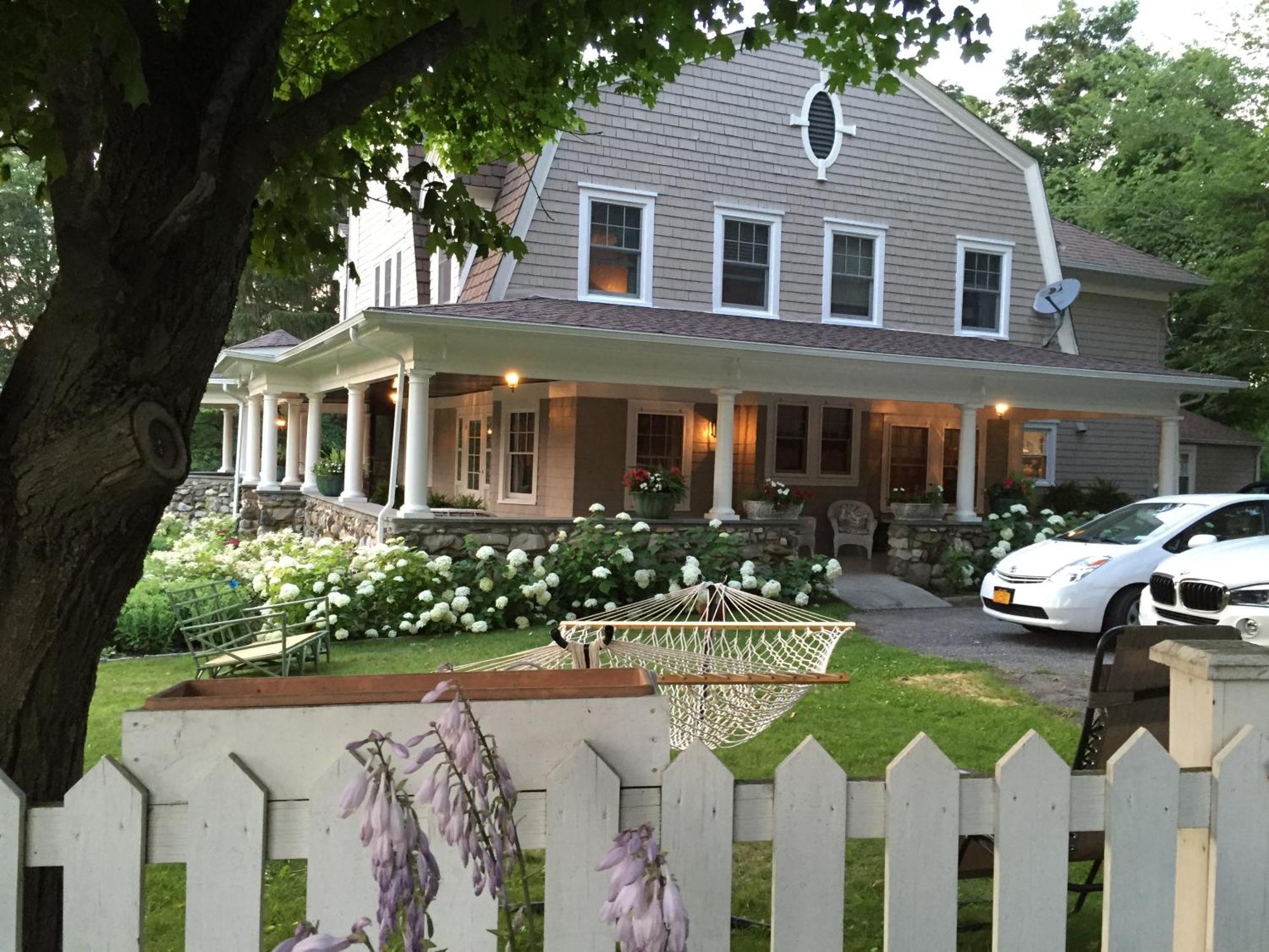 Hilltop House Bed & Breakfast Amenia Екстериор снимка