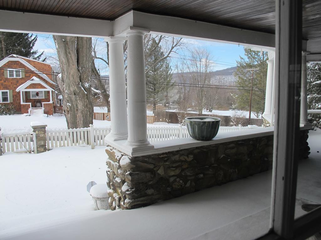 Hilltop House Bed & Breakfast Amenia Екстериор снимка