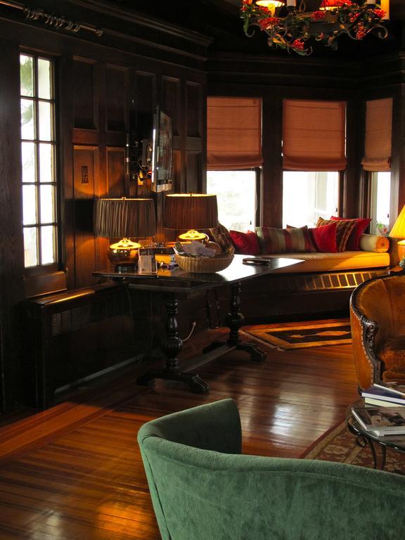 Hilltop House Bed & Breakfast Amenia Екстериор снимка
