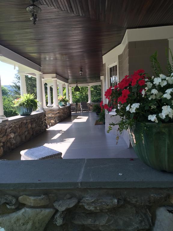Hilltop House Bed & Breakfast Amenia Екстериор снимка