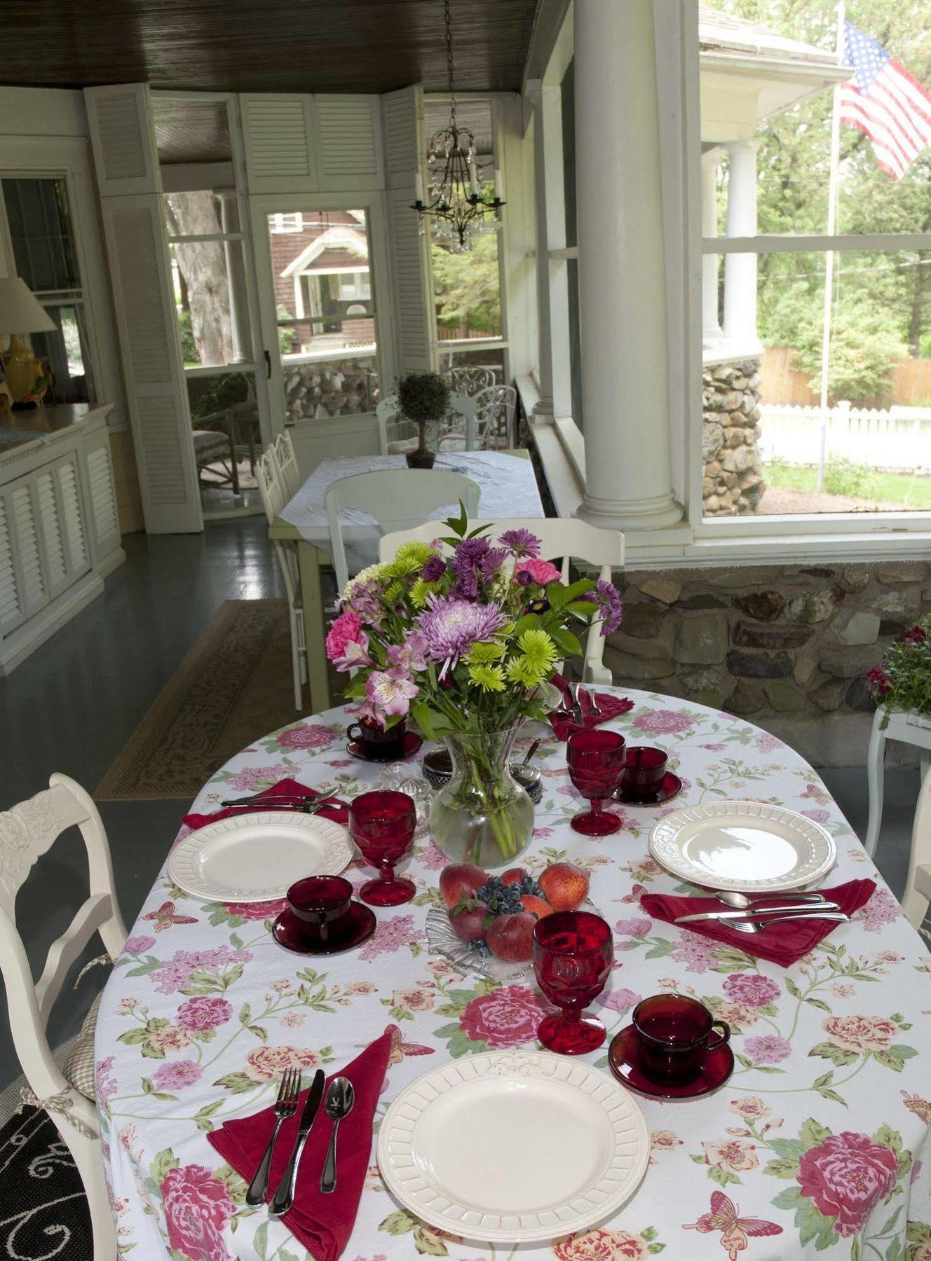 Hilltop House Bed & Breakfast Amenia Екстериор снимка