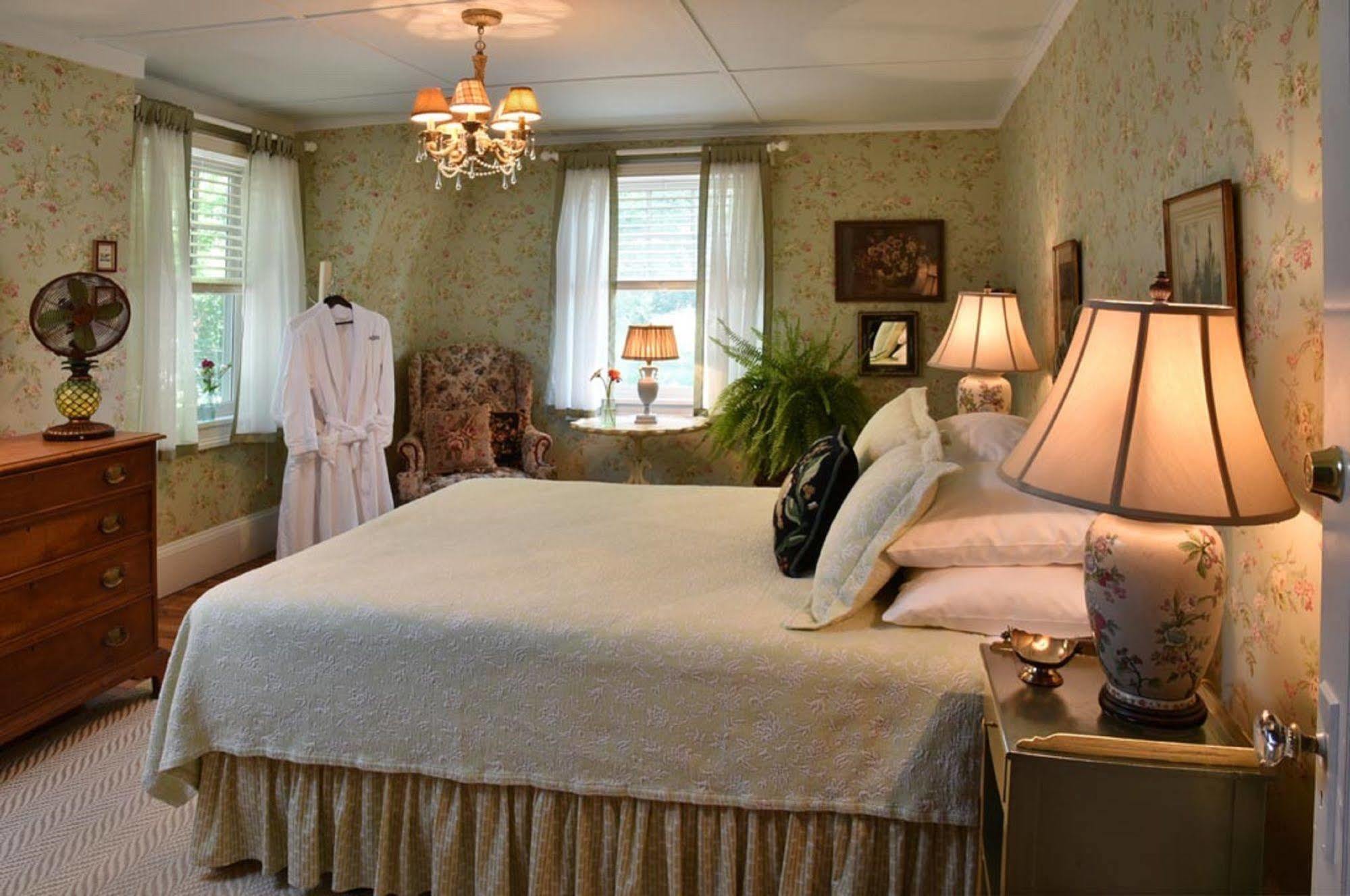 Hilltop House Bed & Breakfast Amenia Екстериор снимка