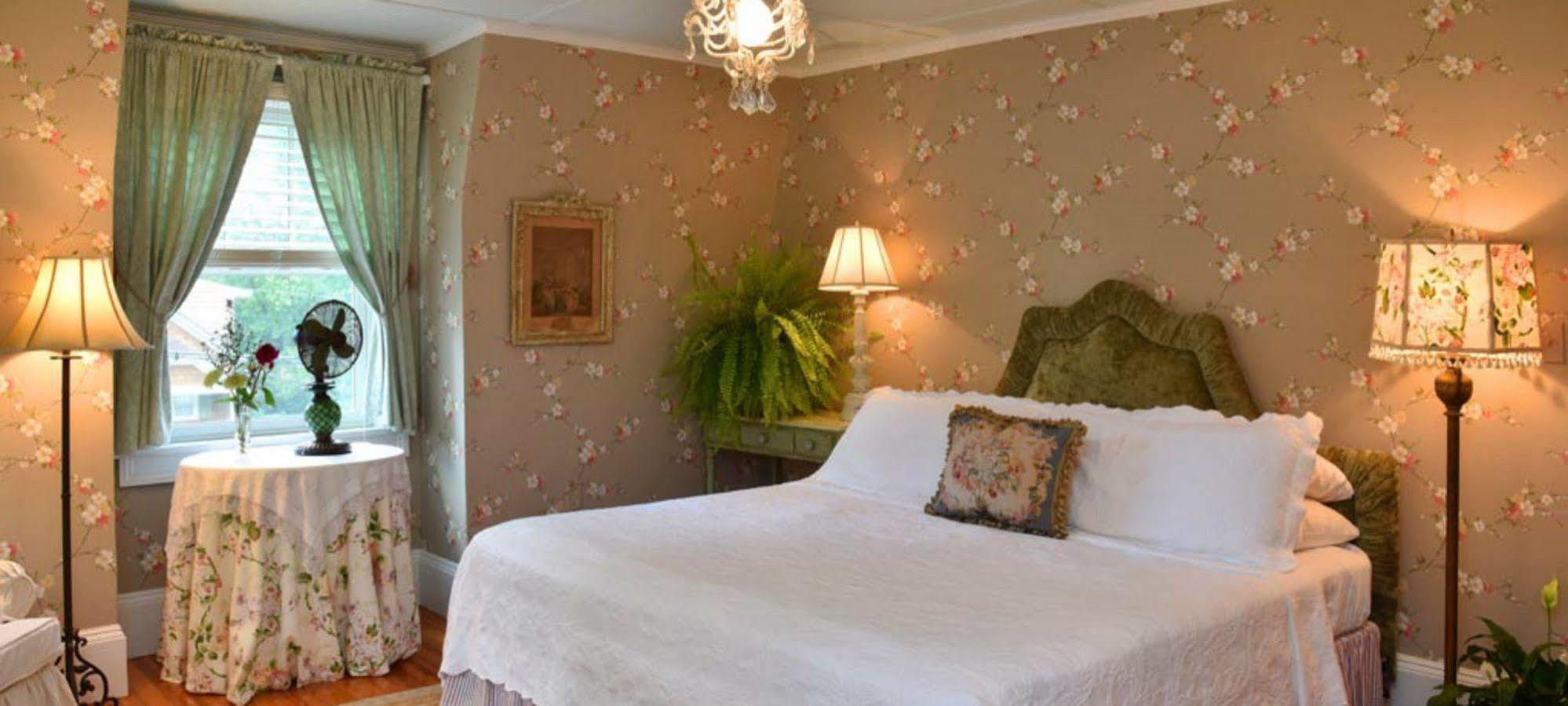 Hilltop House Bed & Breakfast Amenia Екстериор снимка