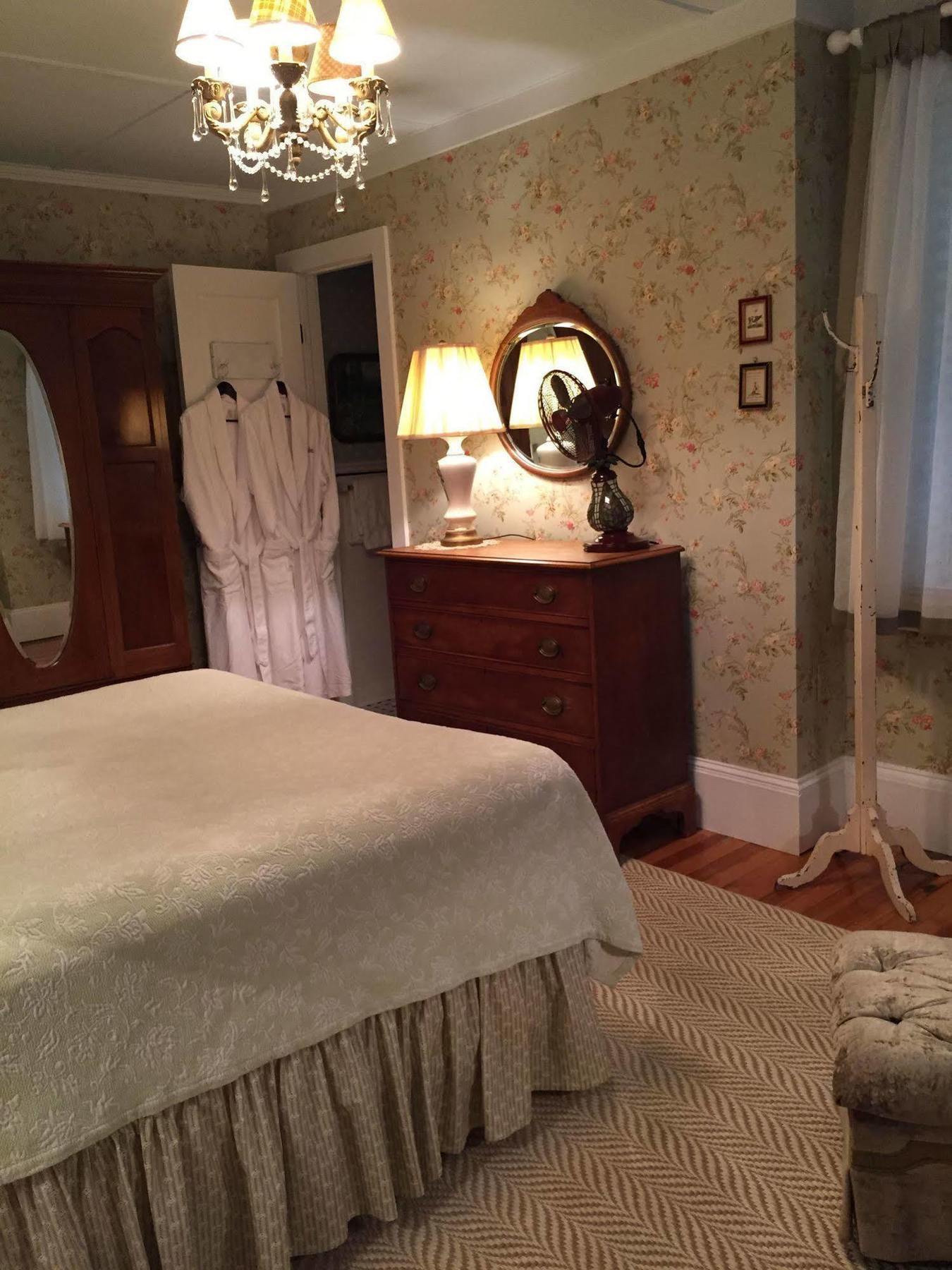 Hilltop House Bed & Breakfast Amenia Екстериор снимка