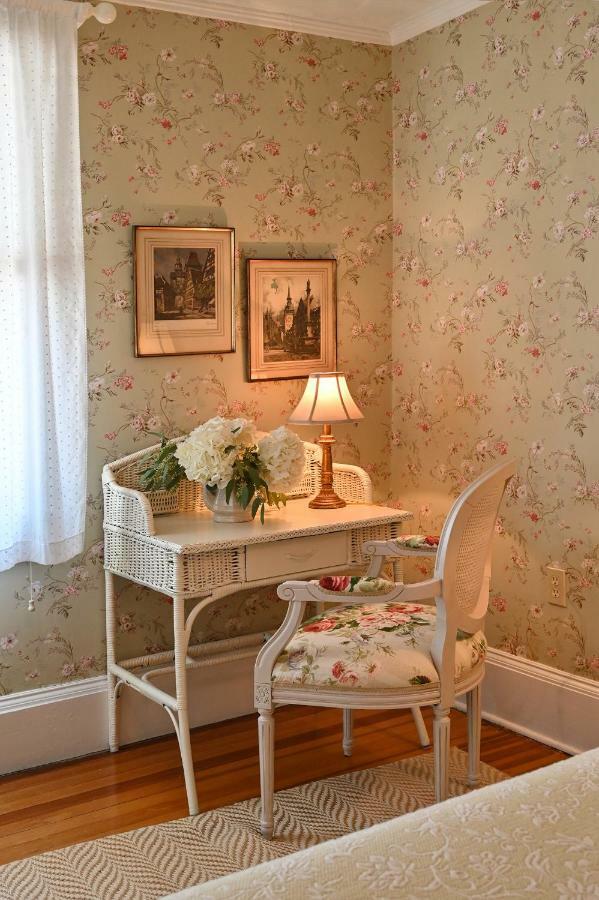 Hilltop House Bed & Breakfast Amenia Екстериор снимка
